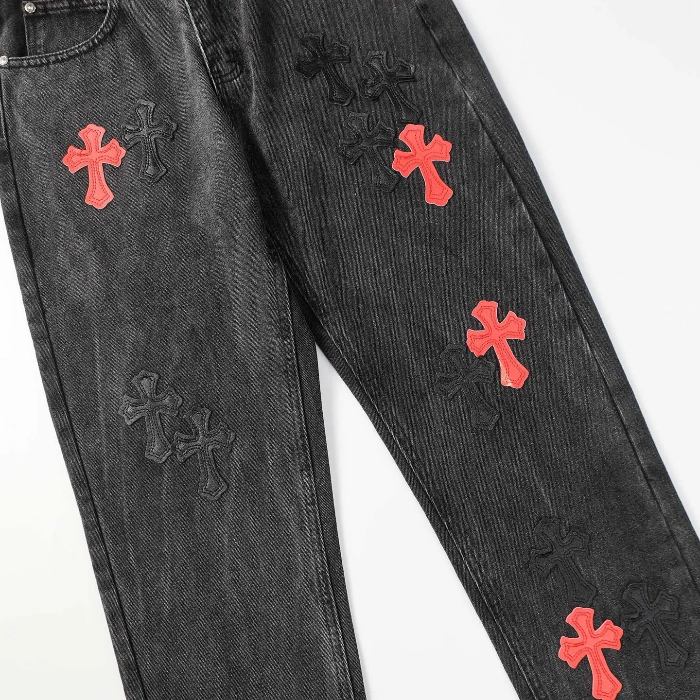 KE956 P240 The only correct leather label version on the market Chrome Hearts CH Red and black leather washed jeans Top ceiling quality 100% correct version The correct version is here!  Believe me this must be the best quality you will ever come across! ! Excellent value for money! !  Styles with different washes and textures are very friendly to people with thin legs and thick legs. The straight version is very flattering to the shape of the legs. The moderate length is timeless and easy to match. It is the basis of various styles and a must-have in the wardrobe! ! Add a little stacking to make the atmosphere easy to control. The fabric is stiff but the upper body is soft without losing texture. The sides and cuffs of some styles have a bone-wash effect. It’s really hard not to love it!  ✅Correctly customize the Croxin metal leather label on the back panel. It is definitely not sold directly with the cross on the finished jeans. 1:1 copying strives for excellence and the details are perfectly grasped. ✅The cross leather label is clear and smooth. Exquisite turning top craftsmanship. ✅Buttons, zippers and hardware are all customized versions of the Croxin LOGO. ✅High-cost washing process. Size: 28 30 32 34 36
